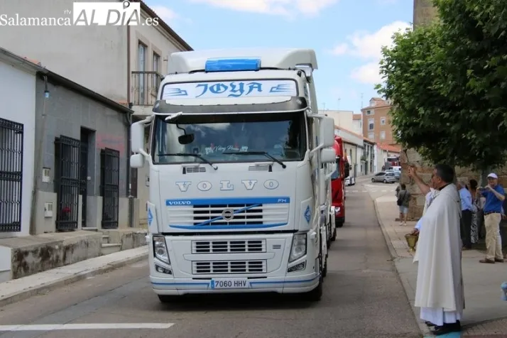 El rugido de los motores y el eco del claxon honran a San Crist&oacute;bal en Alba de Tormes | Imagen 3