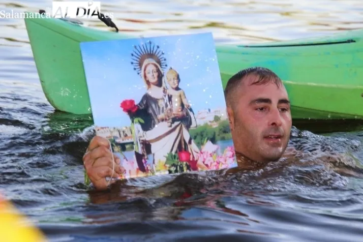 La procesi&oacute;n fluvial por el Tormes, culmen de la festividad de la Virgen del Carmen en Alba | Imagen 2
