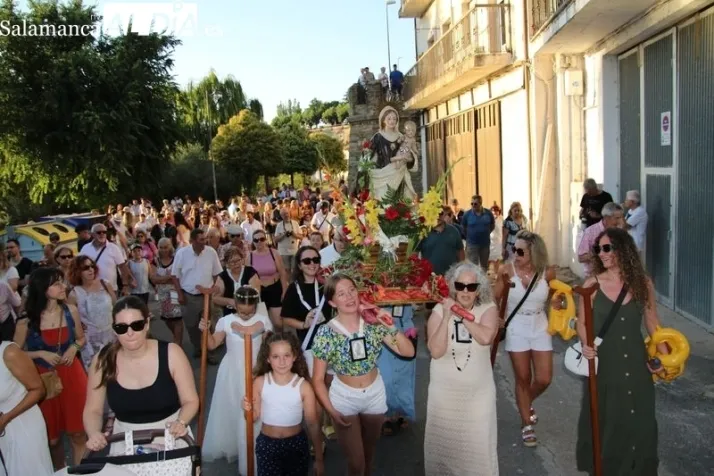 La procesi&oacute;n fluvial por el Tormes, culmen de la festividad de la Virgen del Carmen en Alba | Imagen 1