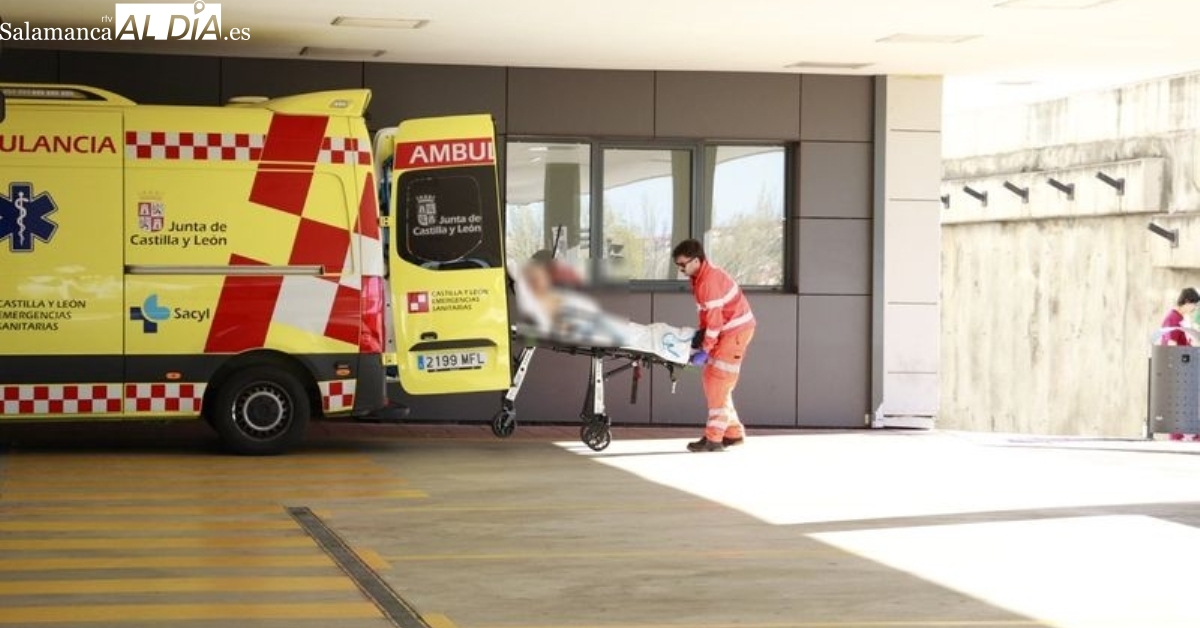 Trasladado al hospital tras chocar una moto con una bicicleta en Salamanca capital