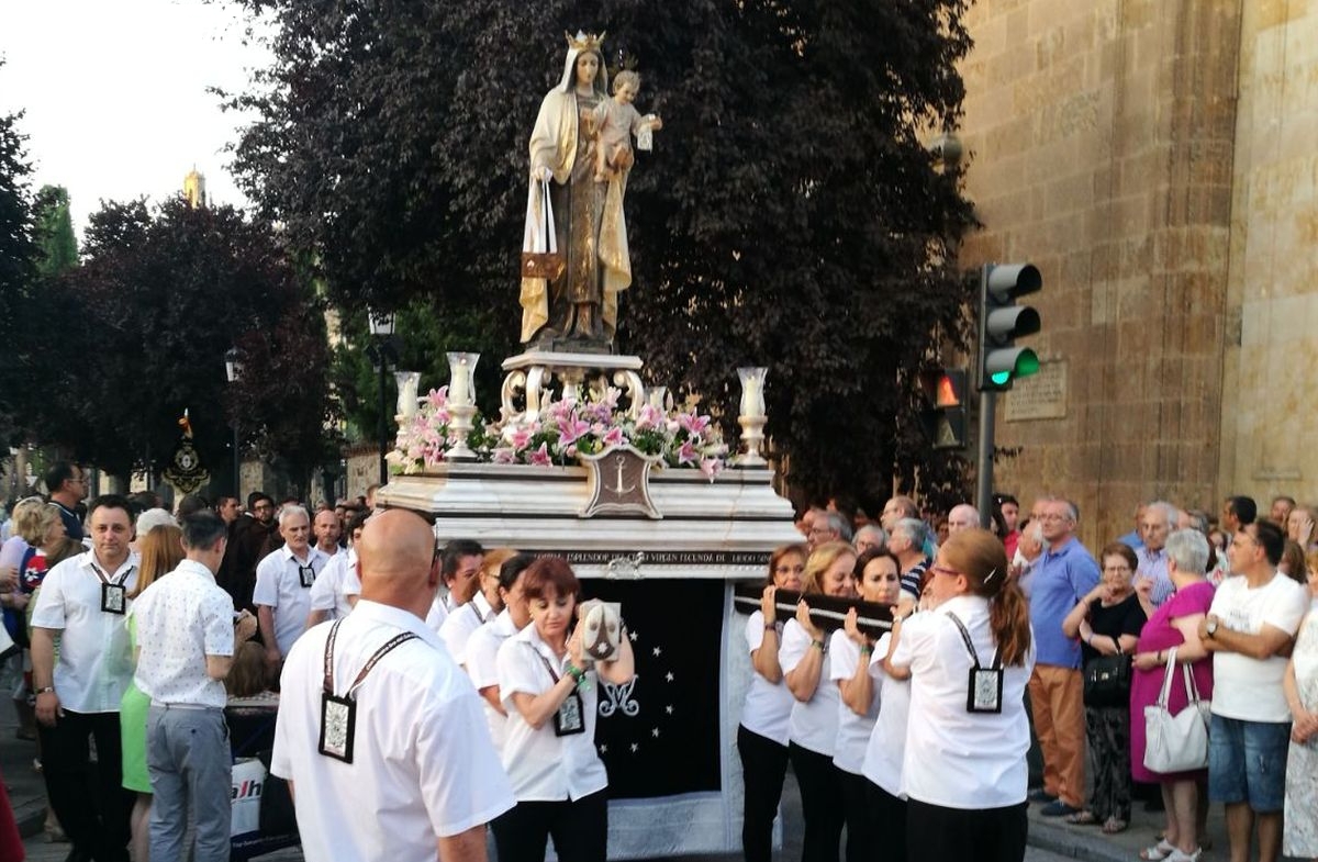 La procesión del Carmen de Abajo estrena acompañamiento musical en su recorrido fluvial