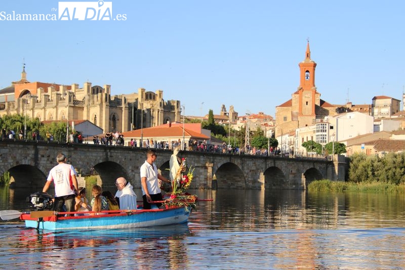 La procesión fluvial por el Tormes, culmen de la festividad de la Virgen del Carmen en Alba