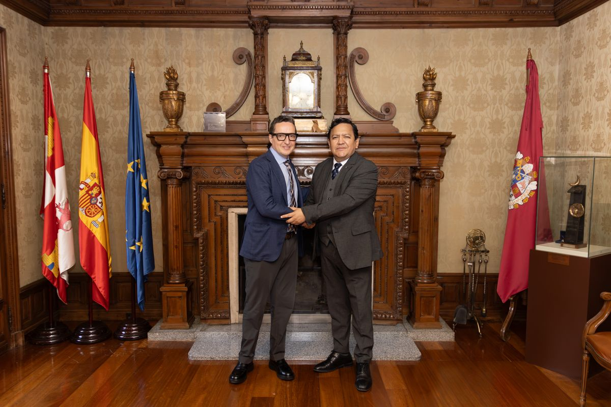 Corchado recibe al presidente del Parlamento Andino para estrechar lazos con América Latina