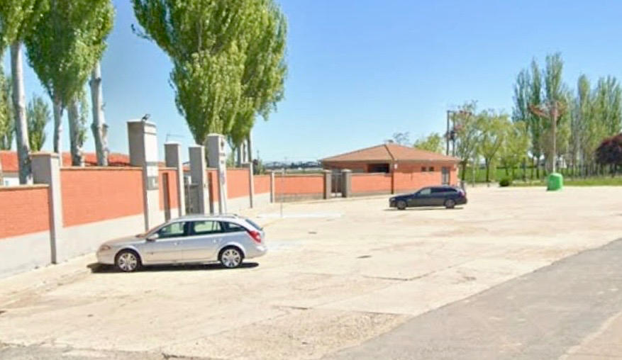 Peñaranda en Común pide organizar los aparcamientos de las piscinas municipales mediante su delimitación 