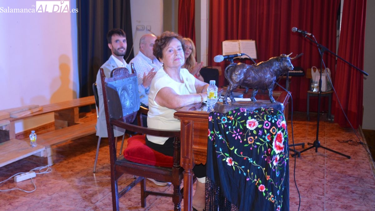 Teruqui Robledo reivindica la universidad de la vida en el pregón de las fiestas de Lumbrales