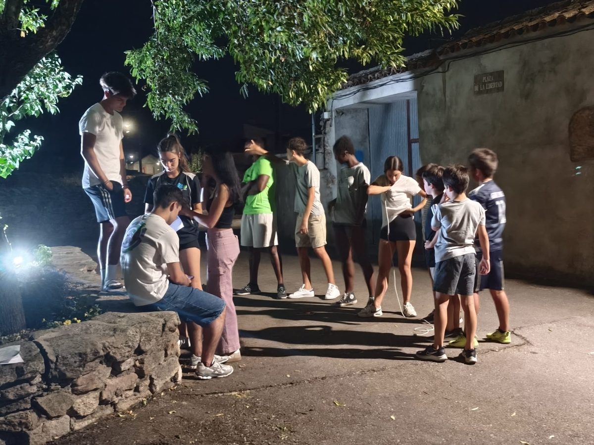 Los talleres de juego tradicional desarrollados en Monleras culminan con una yincana nocturna animando al voluntariado