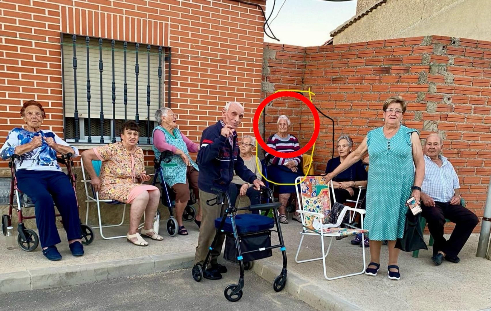 A sus 99 años, la señora Flora sigue liderando la tertulia en la calle Arroyo en Cantalpino