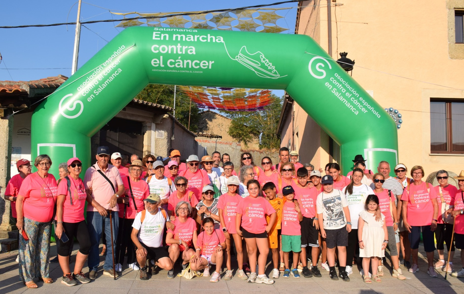 Más de 800 personas muestran su compromiso contra el cáncer en Aldea del Obispo