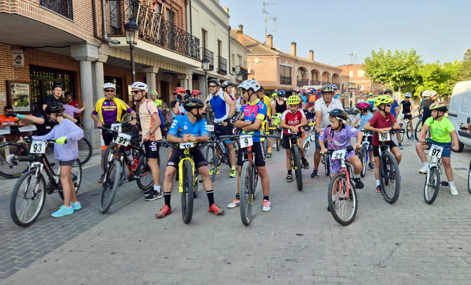 Grandes y pequeños disfrutan en familia durante la VII Vuelta Ciclista a Macotera