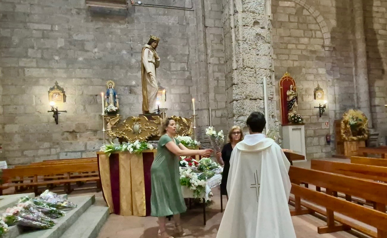 Flores en honor a Santa María Reina, patrona de Peñaranda, en la previa a su día grande