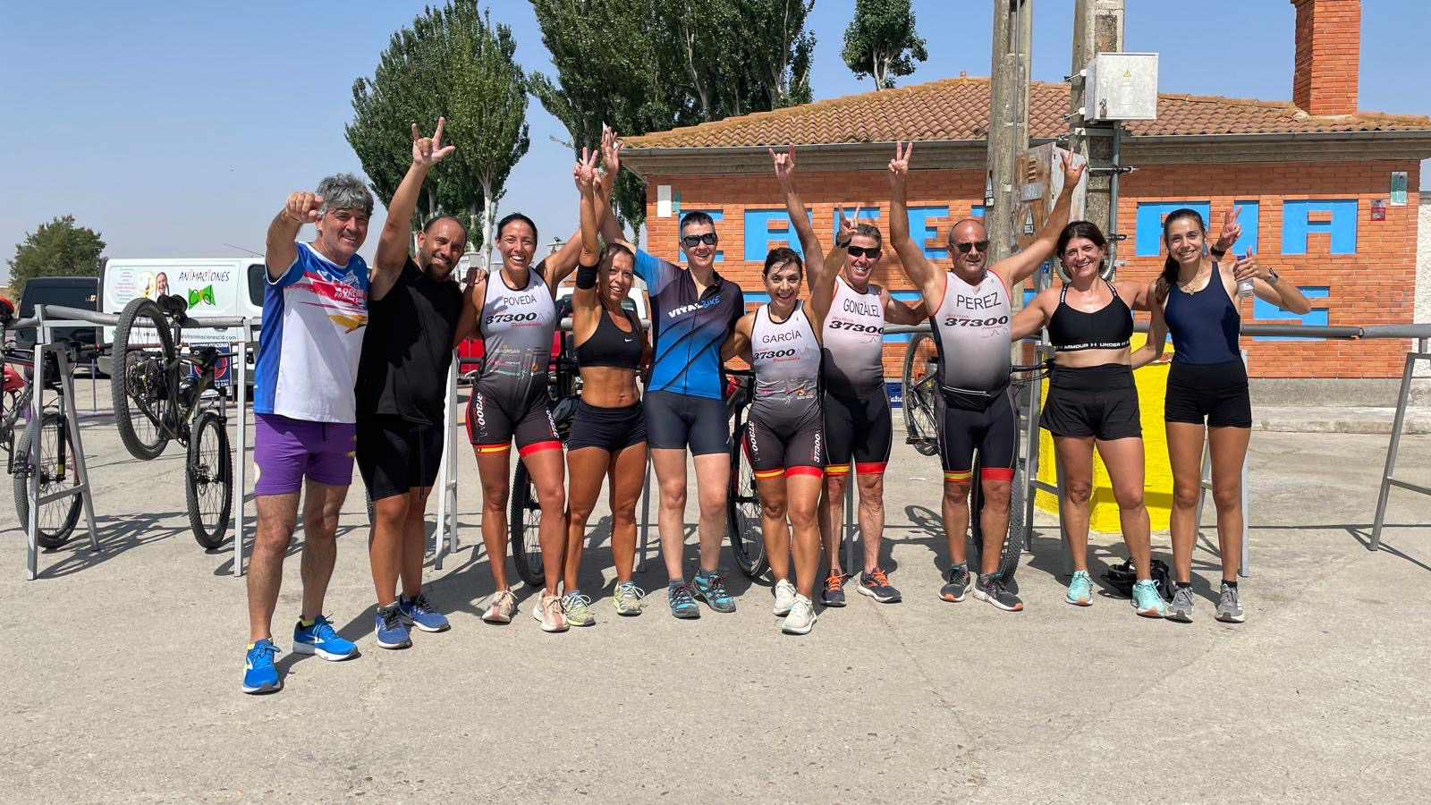 Buen ambiente y participación para el III Mini Triatlón y entrenamiento para adultos en las piscinas