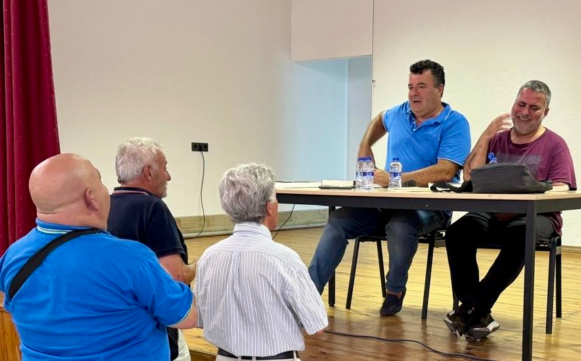 Paco Cañamero ofrece una lección de tauromaquia en la presentación en Cantalpino de su libro Juan José, torero