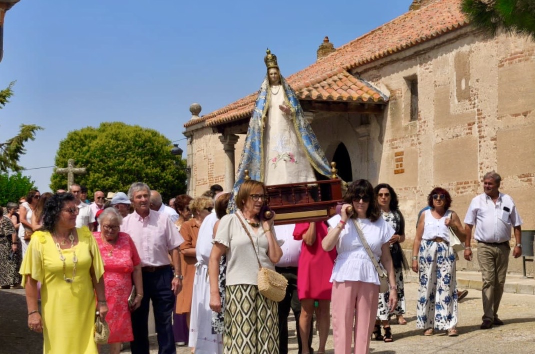 Devoción y vítores a Nuestra Señora de la Asunción en su día grande en Cantaracillo