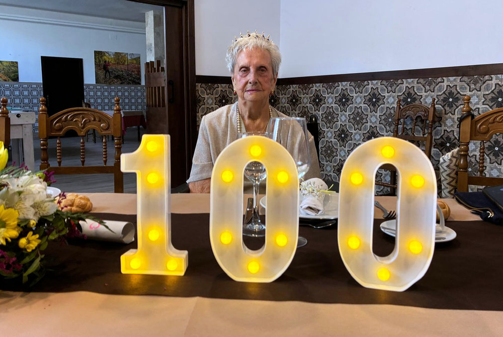 Angelines Martín de Arriba cumple 100 años rodeada de su gran familia