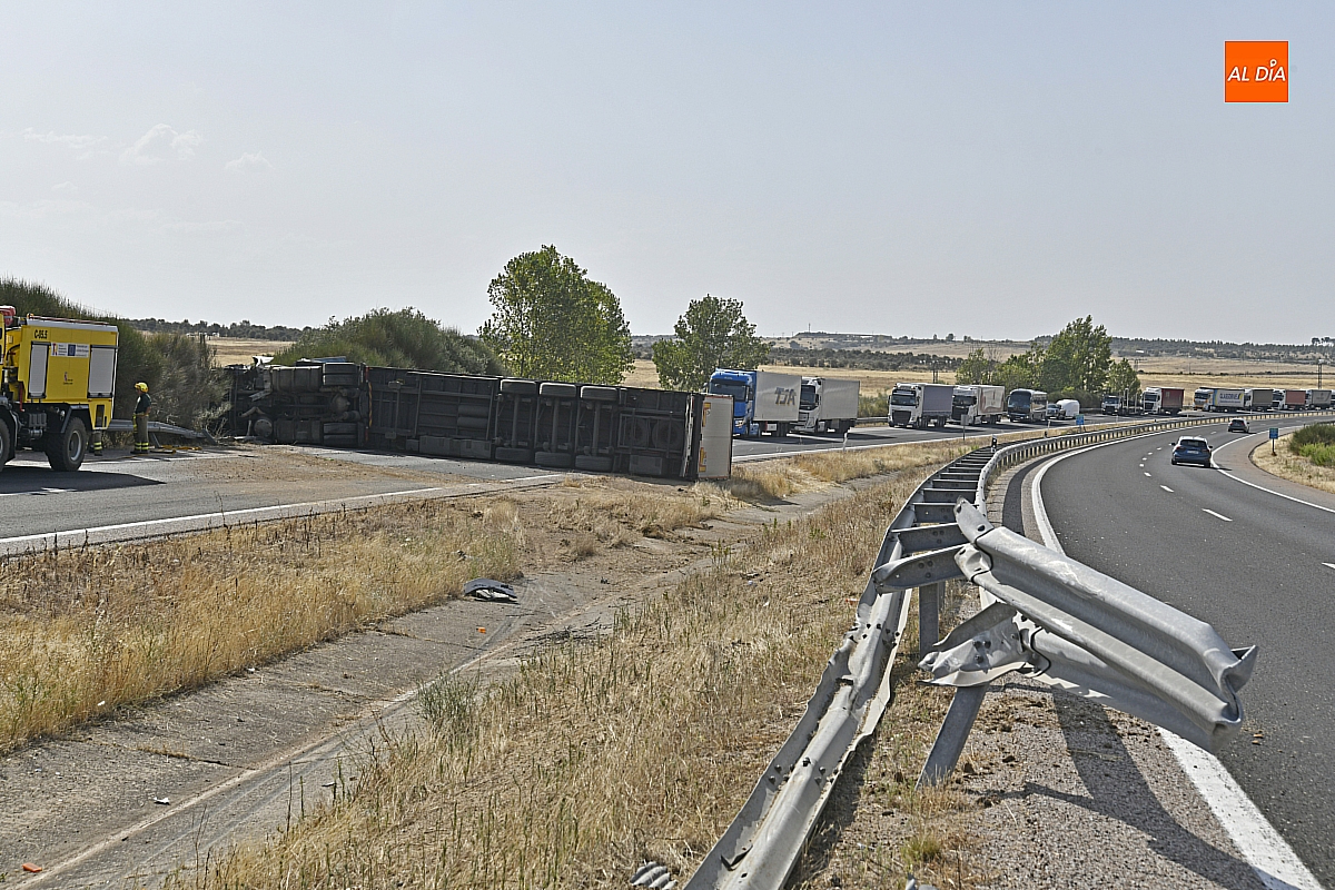 Un camión salta la mediana tras reventarle una rueda y acaba volcado en el otro sentido de la A-62