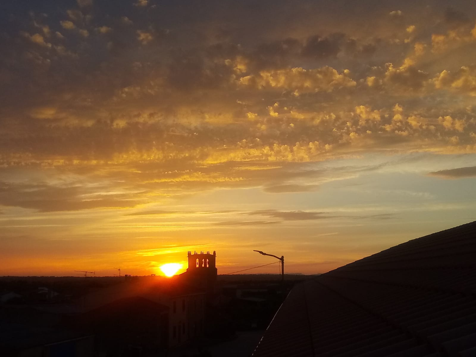 Acaba agosto, las plazas se vacían, llora el sol en el horizonte