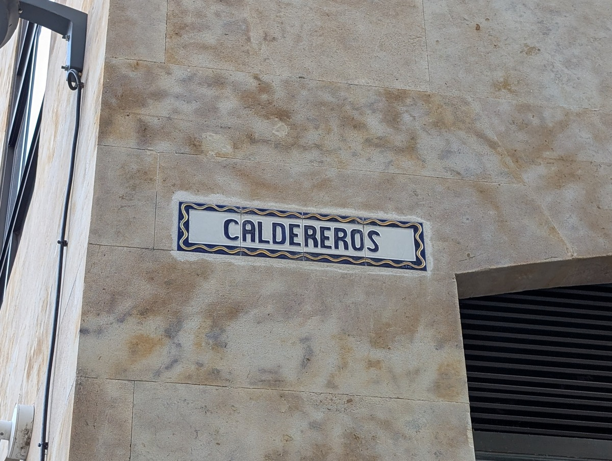 VÍDEO Y FOTOS | Calle Caldereros: el eco del martillo que forjó la Salamanca del Siglo de Oro