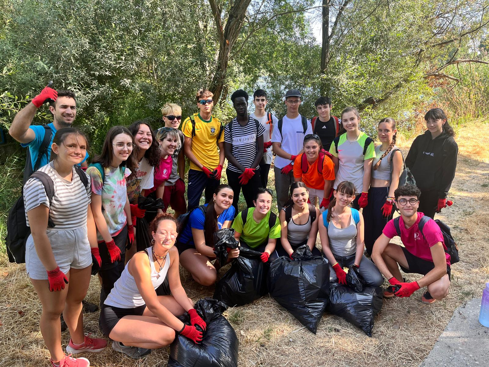 20 jóvenes del campo de voluntariado Tormes limpio recogen más de 60 kilos de residuos en las orillas del río a su paso por Santa Marta