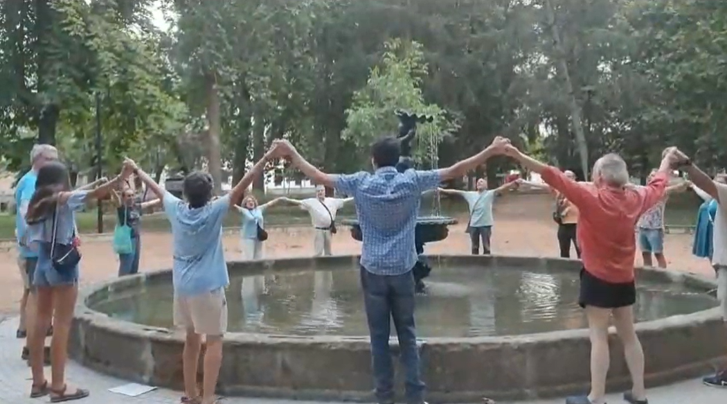 Asenavis da un ‘Abrazo al Agua’ en torno a la fuente de La Florida
