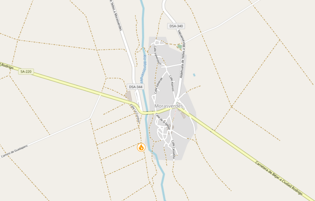 Declarado un incendio intencionado junto al núcleo urbano de Morasverdes