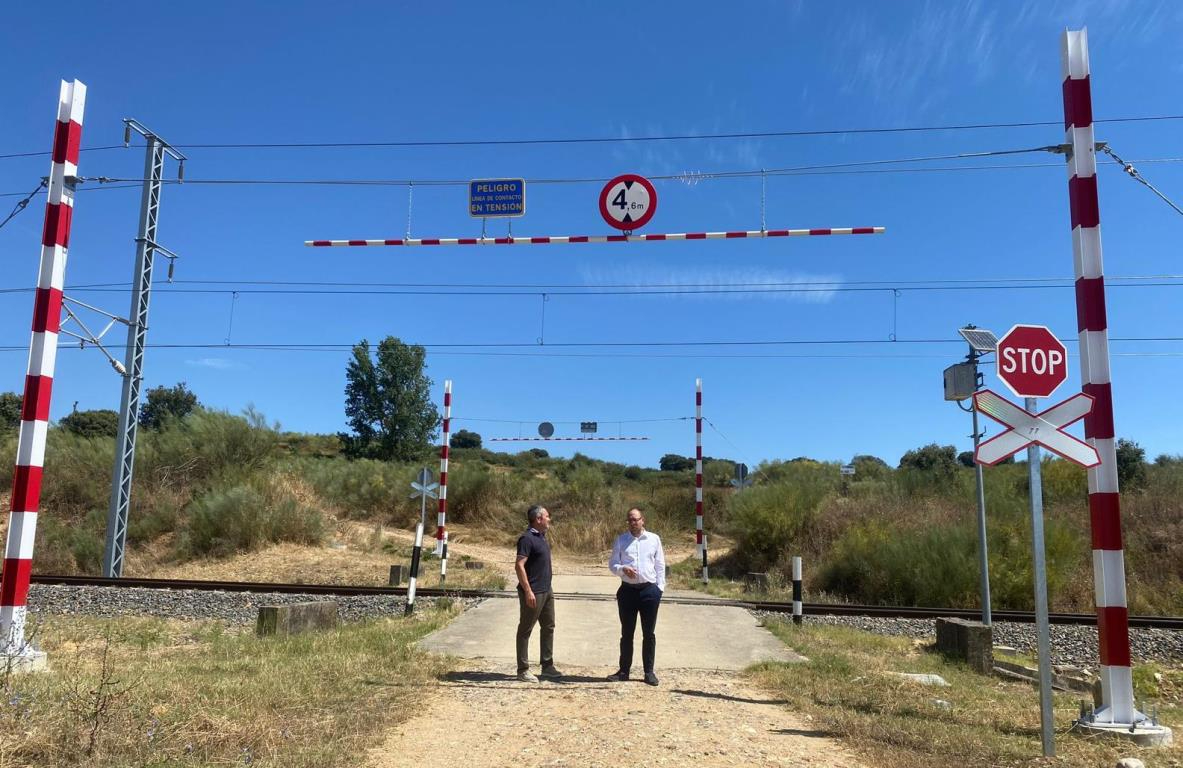 Instaladas cerca de 60 señales para mejorar la seguridad en los dos pasos a nivel junto a Miróbriga