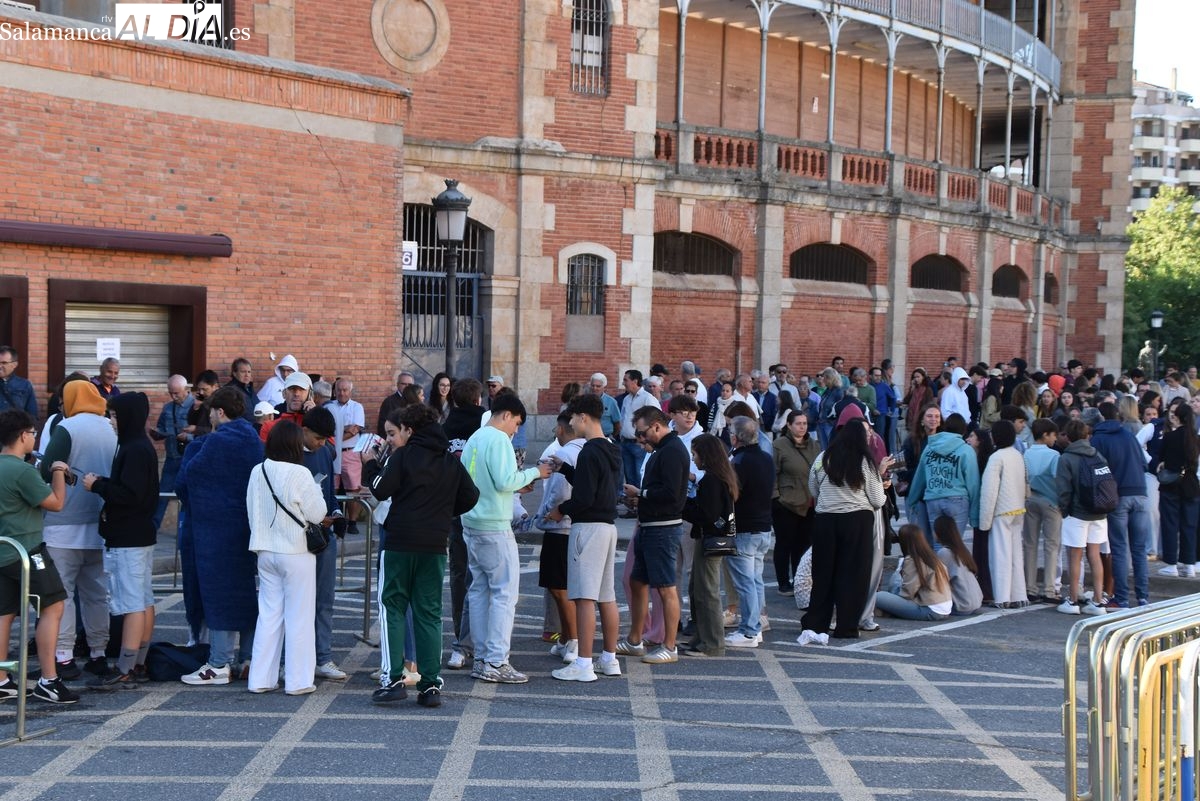 Colas en La Glorieta para la renovación y venta de nuevos abonos y entradas sueltas 