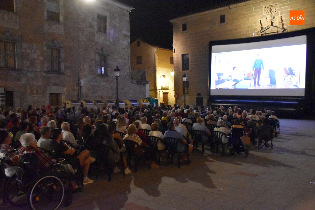‘Padre no hay más que uno 4’ propicia una noche de risas al aire libre que se puso bastante fresca