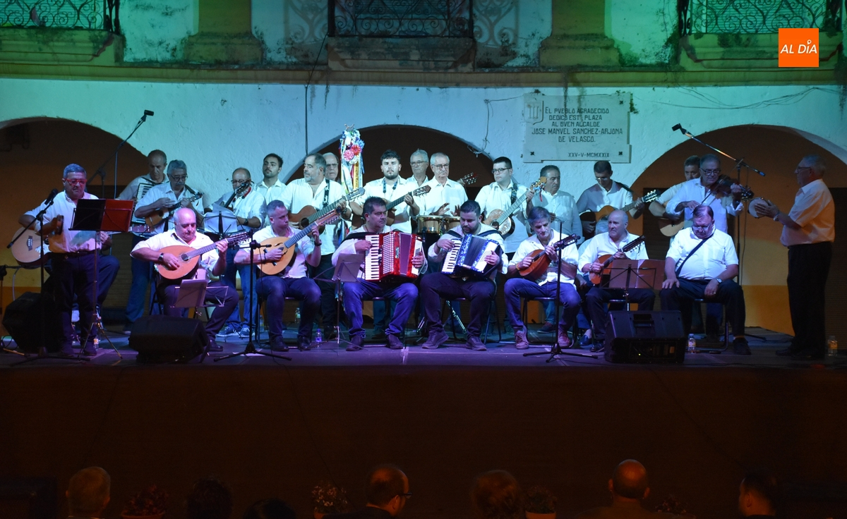 La Rondalla III Columnas completa, con Cumpleaños Feliz incluido, la víspera del Martes Mayor