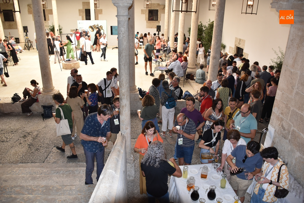 Los profesionales de la Feria dan buena cuenta del primer ‘Aperitivo Teatral’