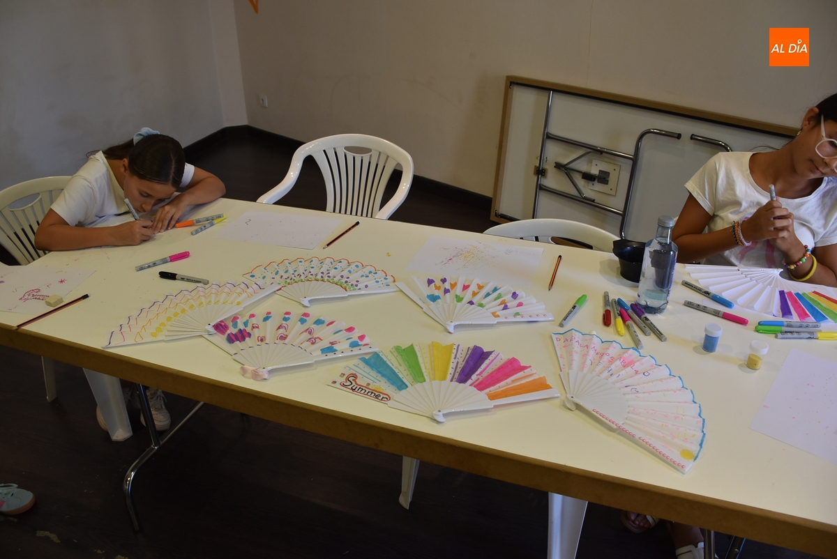 Una veintena de adolescentes participa en el taller de customización de abanicos