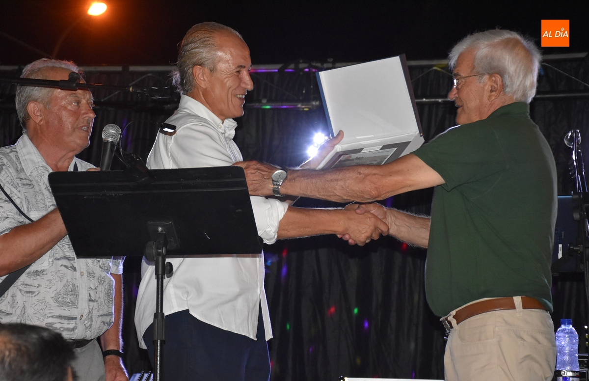 Alfonso Clemente ensalza la labor de los veterinarios en el pregón de la AVV El Puente-Huertas de la Artesa