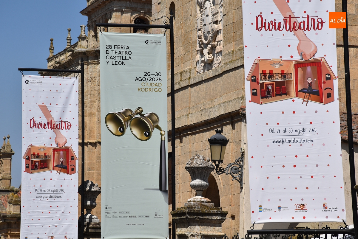 Limpiada para el Divierteatro la fuente de la Plazuela, que ya luce múltiples medallones y banderolas