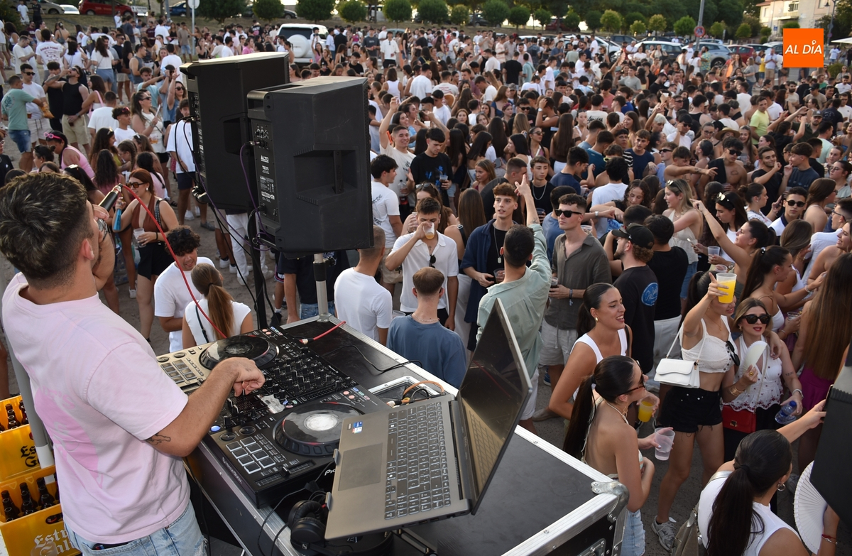 El calor no impide disfrutar de una multitudinaria tarde de Martes Chico repleta de música