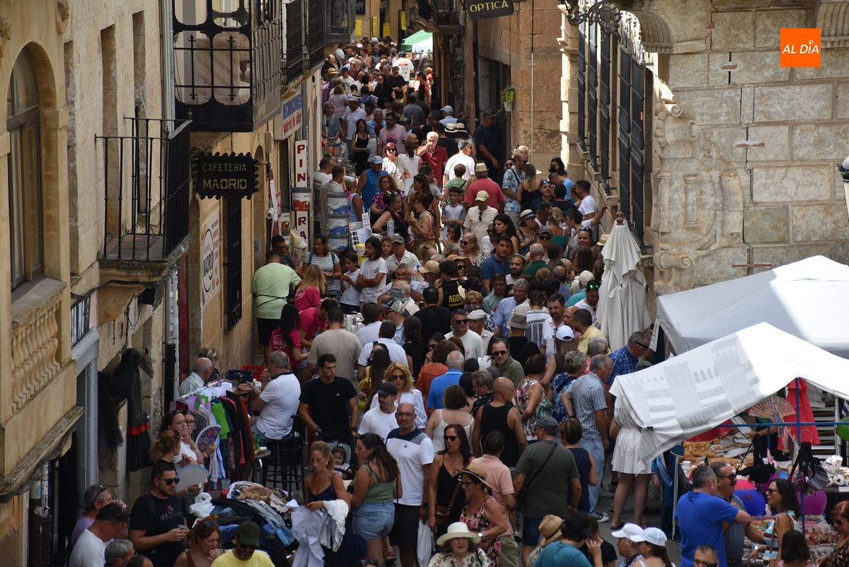 Sofocante Martes Mayor con algún puesto más de lo previsto y guiños a los 125 años del Teatro