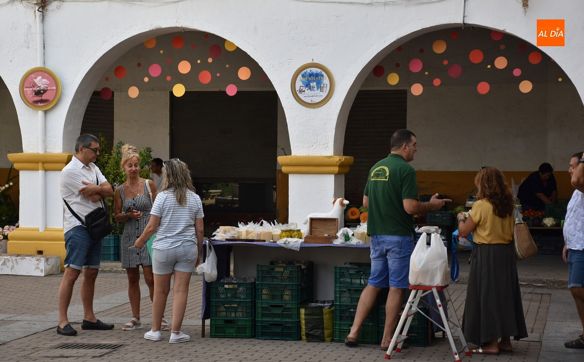 El Mercado de los Martes vive una de sus sesiones más coloridas
