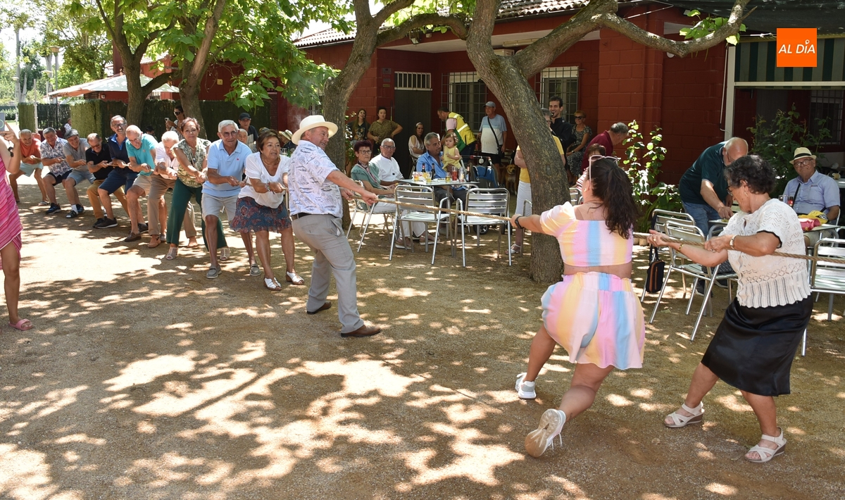 Los vecinos de El Puente se miden un año más en la sogatira