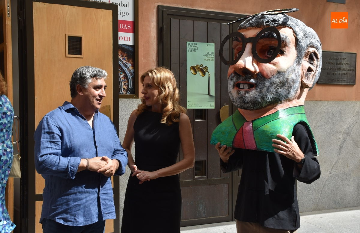 Ni Arrabal falta a la apertura, con el alma entristecida por el fuego, de la fiesta del teatro de España 