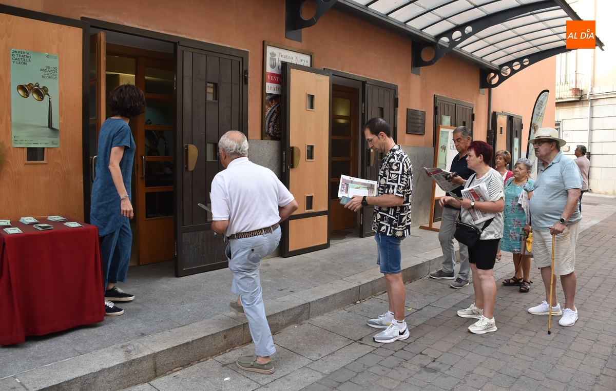 Ocho irreductibles mantienen la tradición de madrugar para acudir a por sus entradas para la Feria