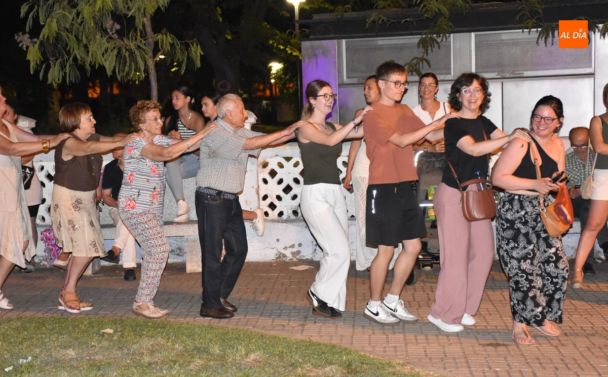 Animada noche de verbena en San Andrés guiada por el dúo Va por ti