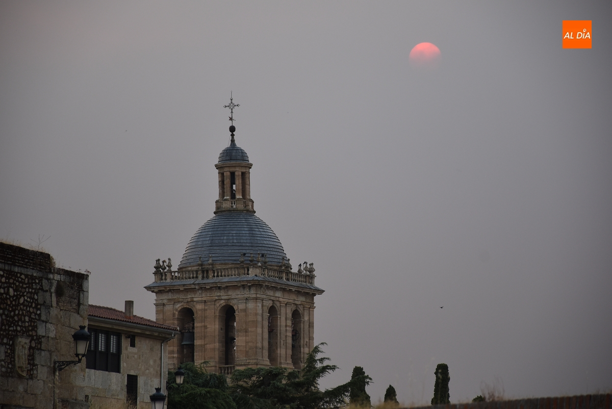 El humo de Portugal tapa el sol en la comarca de Ciudad Rodrigo y la llena de ceniza