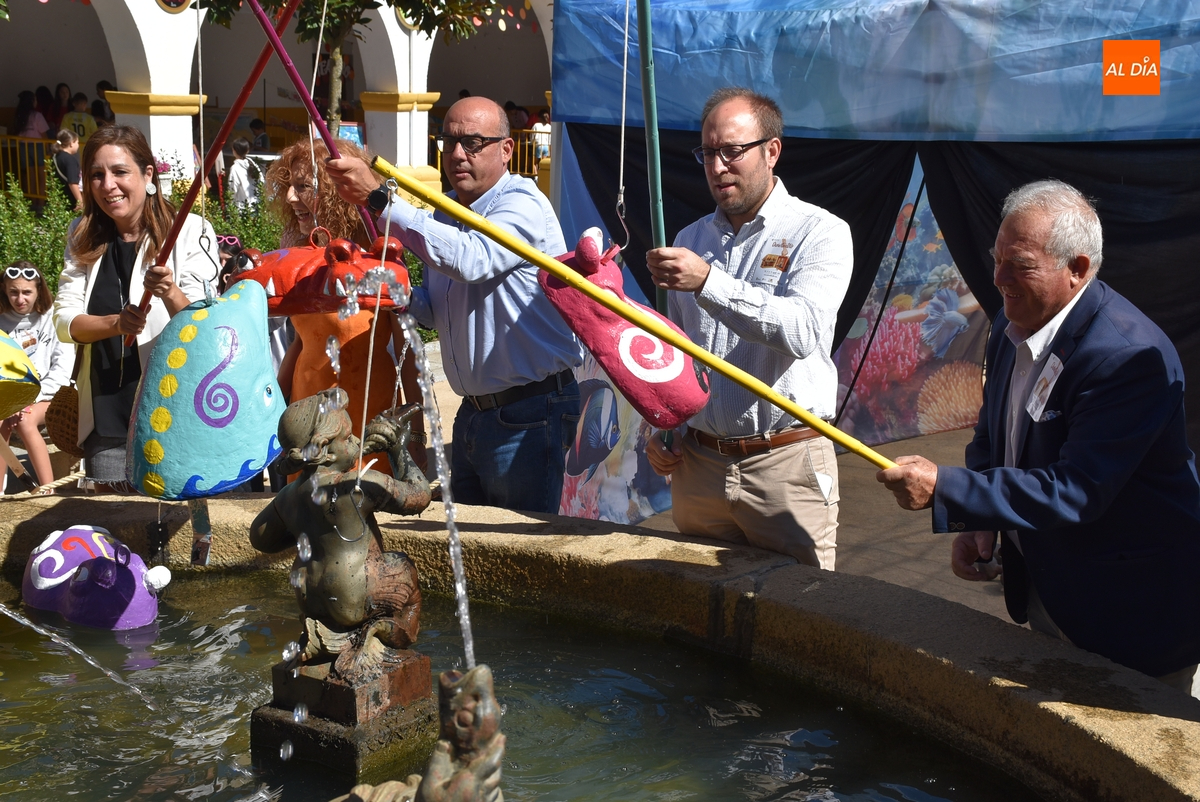 La Corporación se anima a pescar en su completa visita al alma máter de la Feria de Teatro