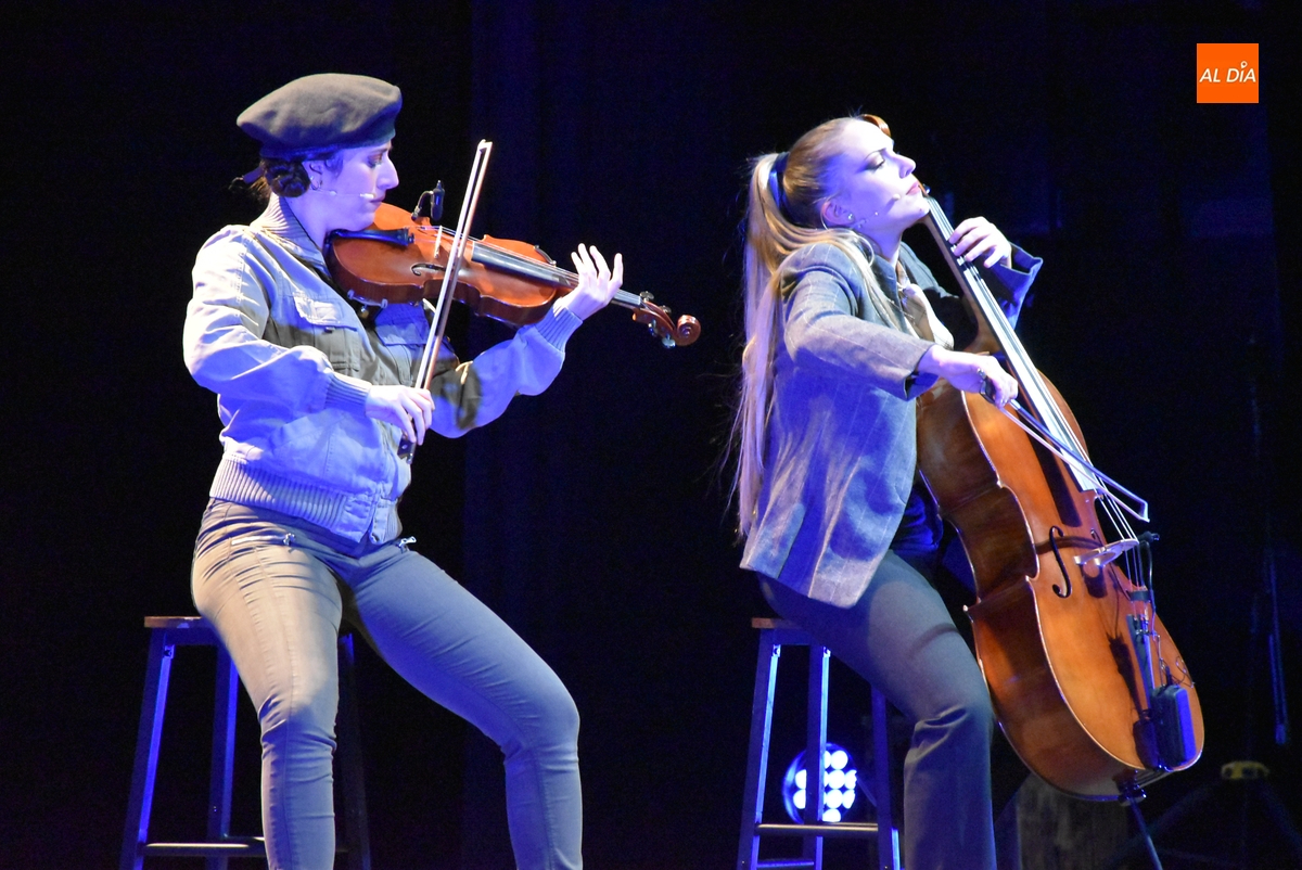 Memorable velada de grandes éxitos y risas con Las Crises para cerrar el primer día de Feria