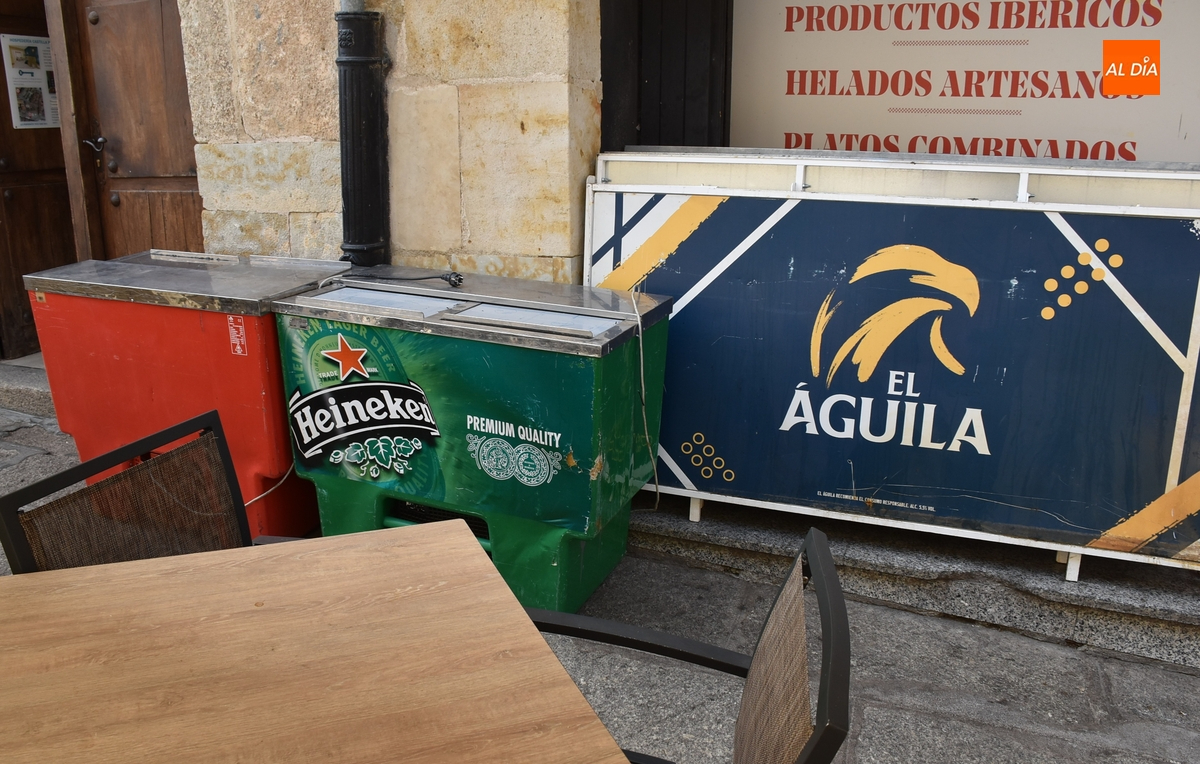 Barras, cañeros y escenarios avanzan un Martes Mayor con al menos dos citas musicales por la tarde