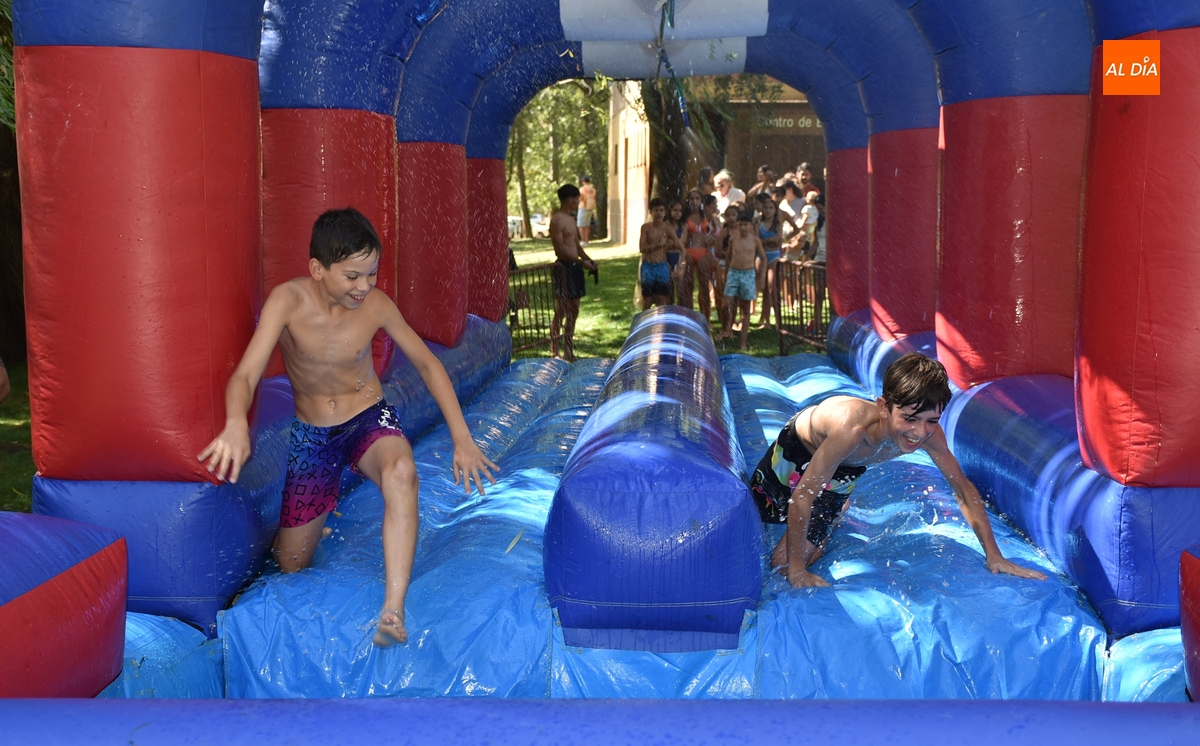 L@s niñ@s viven un día de fiesta en El Picón con hinchables gigantes y una concurrida fiesta de la espuma