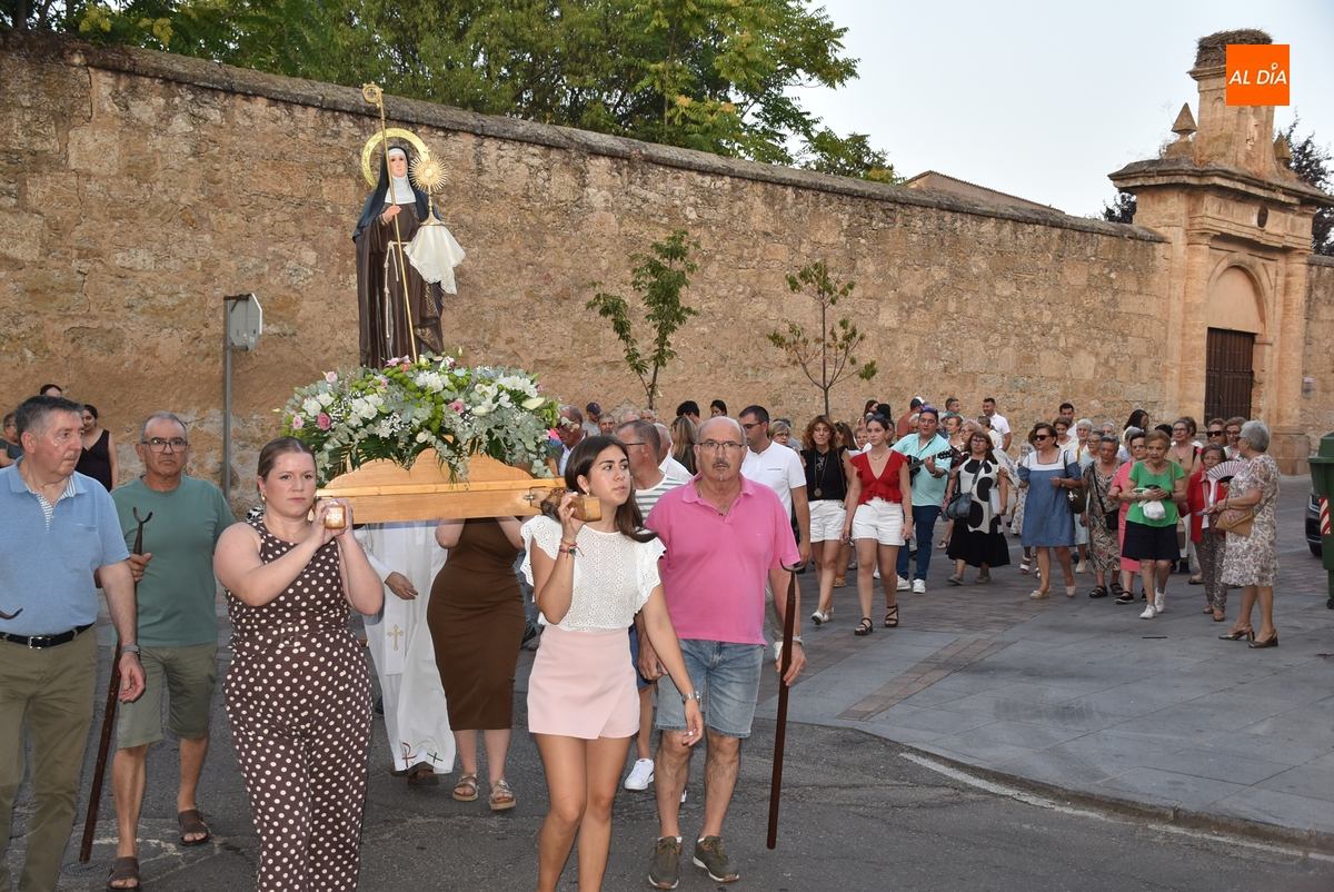 Santa Clara de Asís procesiona entre vivas por las calles del Arrabal de San Francisco