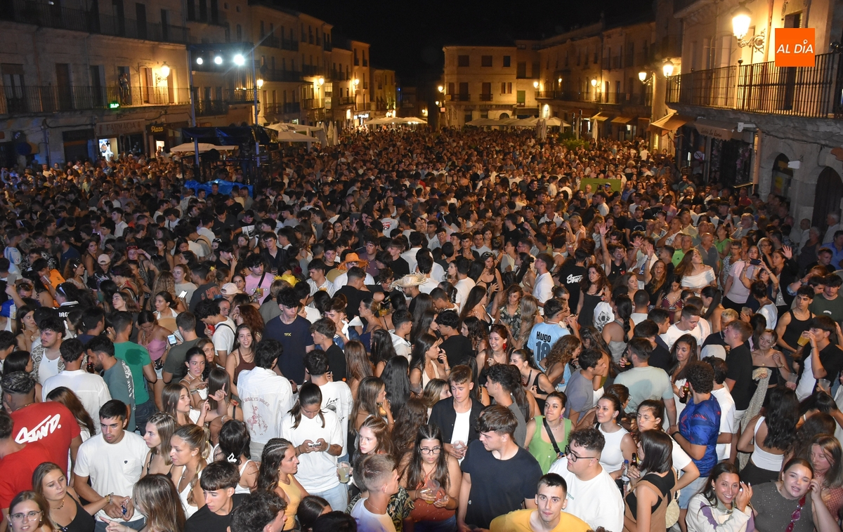 El Grupo Cougar da el último ‘arañazo’ al Martes Mayor en una velada que empezó con lluvia