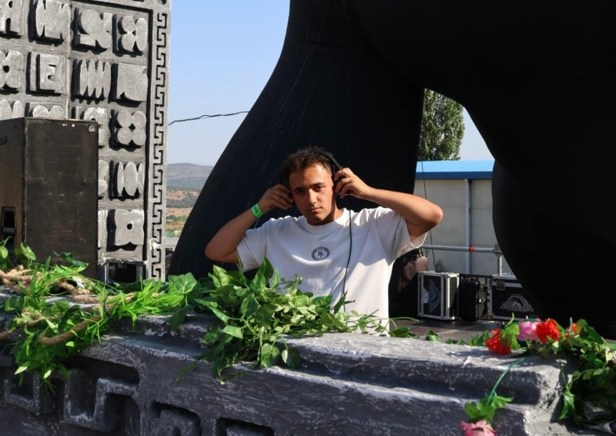 DJ Mon: la doble vida entre las cabinas en Guijuelo y las emergencias de Cruz Roja