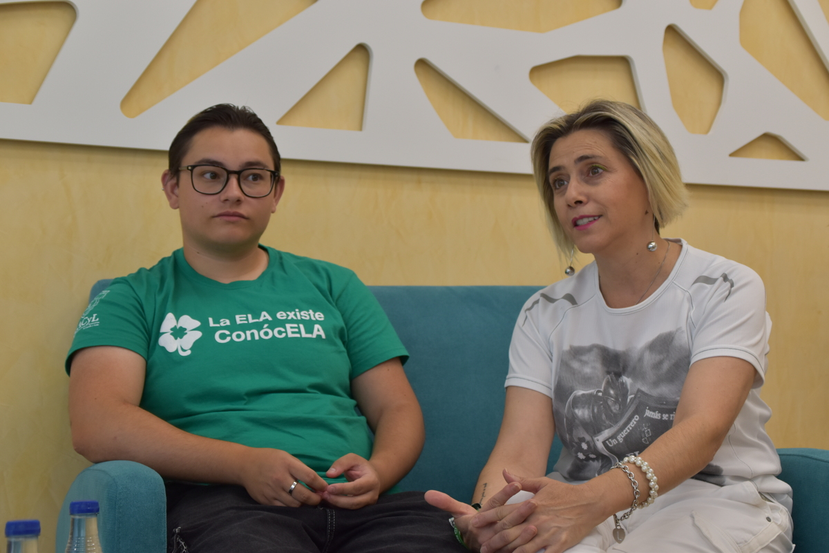 Te acuestas sin saber si mañana se va a despertar: la vida de una familia salmantina atrapada por la ELA y la parálisis política