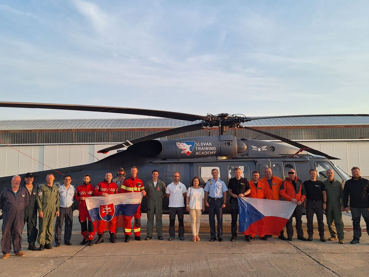 Dos helicópteros BlackHawk de Eslovaquia y República Checa aterrizan en Matacán para luchar contra los incendios