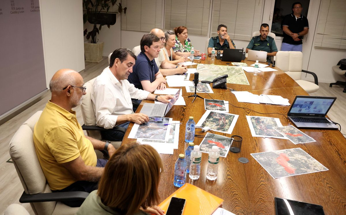 Mañueco analiza en León la situación de los incendios y anuncia el inicio de la reconstrucción